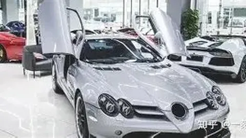 杨丽萍展间即兴舞动，与半裸男共舞引关注